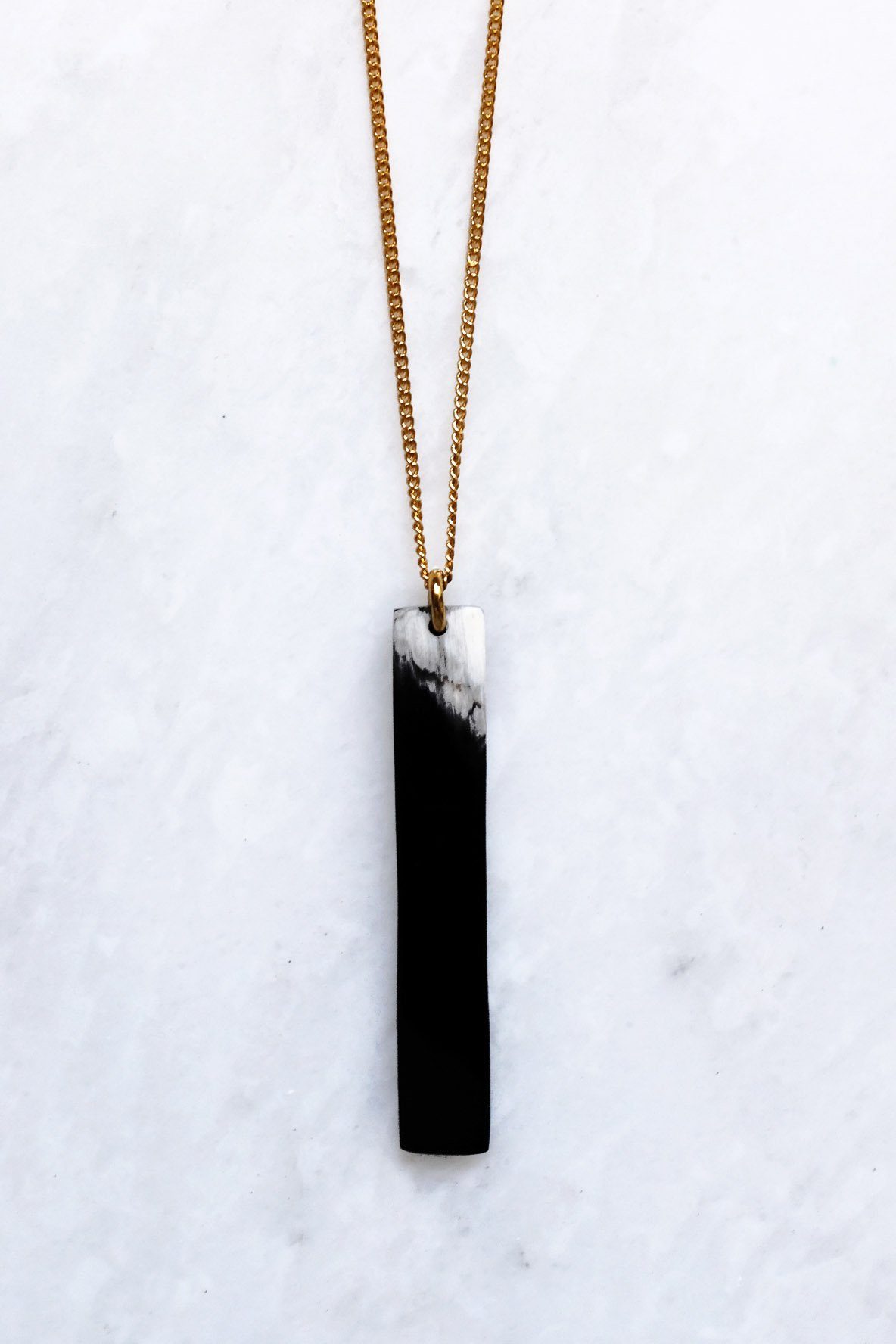 Collier pendentif bar minimaliste en laiton plaqué or 16K avec corne de buffle - Ma boutique de gadget