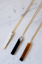 Collier pendentif bar minimaliste en laiton plaqué or 16K avec corne de buffle - Ma boutique de gadget