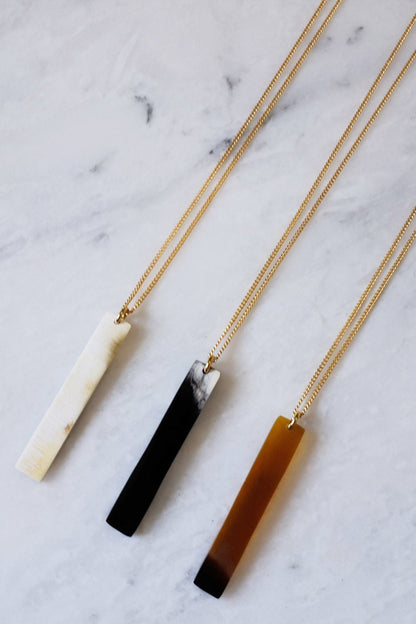 Collier pendentif bar minimaliste en laiton plaqué or 16K avec corne de buffle - Ma boutique de gadget